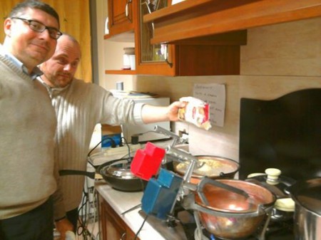 DIC13 - Polenta di Natale, chef Luigi aggiunge farina ...